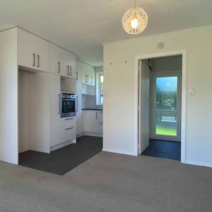 HAREWOOD - 3 BEDROOMS, 1 BATHROOM, HEATPUMP, DOUBLE GARAGE - Photo 1