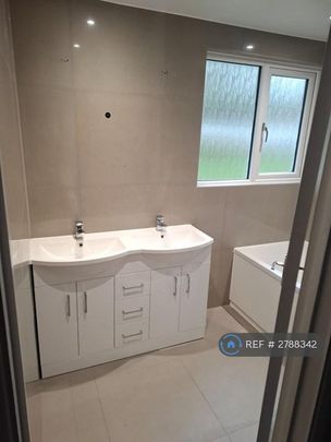 3 bedroom end of terrace house to rent - Photo 1