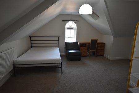 3 bed Semi-Detached - To Let - Photo 5