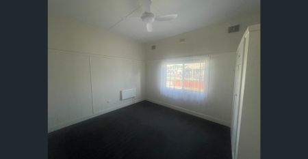 2 Bedroom, 1 Bathroom in the Heart of Moe - Photo 3