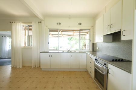 Perfectly positioned 3 bedroom home - Walk to Schools & Hospital - Photo 4