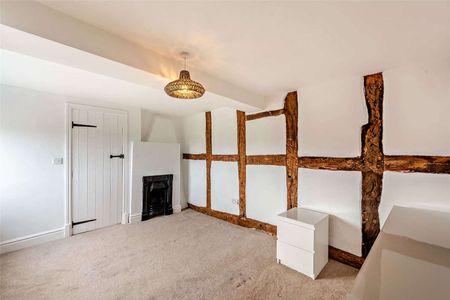 Stylish modernised farmhouse with lovely gardens, well located on the semi-rural outskirts of Wilmslow - Photo 2