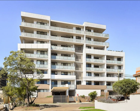 Modern 2 Bedroom Apartment in Prime Homebush Location - Photo 4