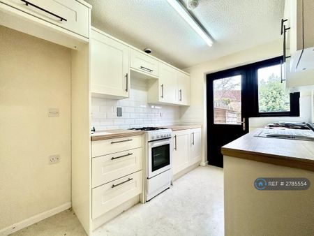 3 bedroom semi-detached house to rent - Photo 5