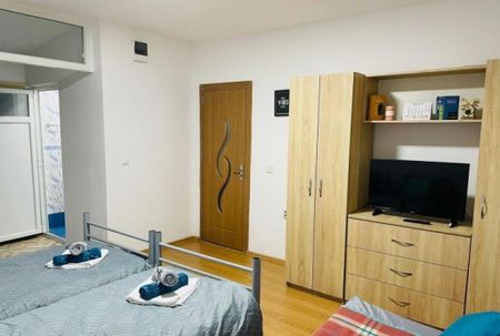 Timpuri noi garsoniera la curte - Fotografie 2