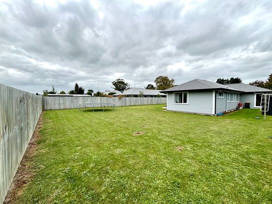 Charming 4 Bedroom Home with spacious backyard! - Photo 1