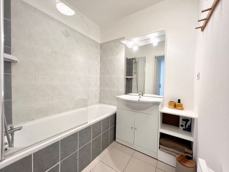 NIMES SECTEUR ARENES - T2 MEUBLE avec PARKING et TERRASSE - Photo 5