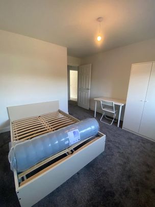 4 bedroom end of terrace house to rent - Photo 1