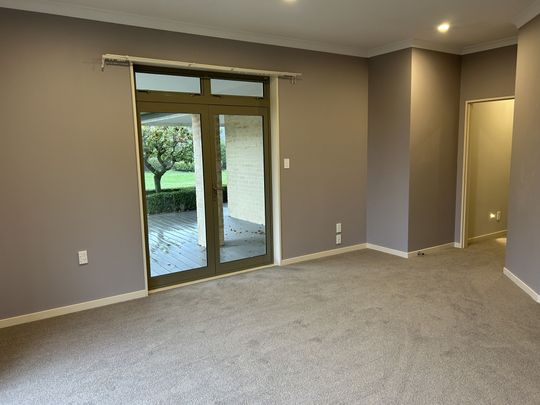 Large Executive Home - Photo 1