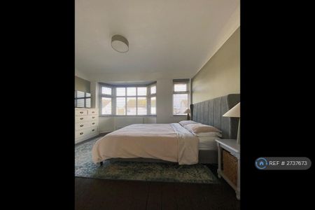 4 bedroom semi-detached house to rent - Photo 4