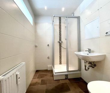 Großzügig geschnittene 2-Raum-Wohnung mit Einbauküche - Photo 5