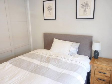 2 bedroom mews to rent - Photo 5