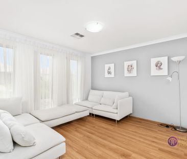 Beautiful 4-Bedroom Home Overlooking Kimble Park - Photo 4