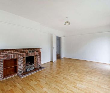 Spacious 4-Bedroom Detached Home with Gated Driveway, Garage & Gene... - Photo 2