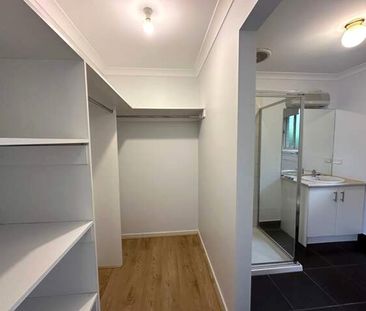 MODERN 4 BEDROOM HOME!!! - Photo 1