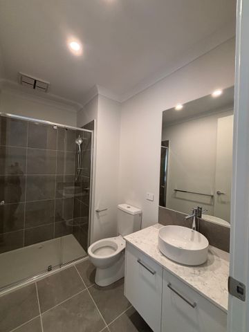 Modern 3-Bedroom Family Home with 2 Bathrooms and Garage - Photo 4