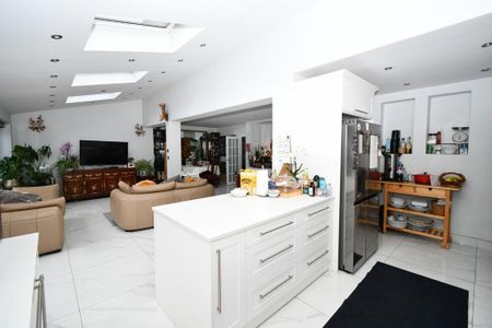 5 bedroom semi-detached house to rent - Photo 3