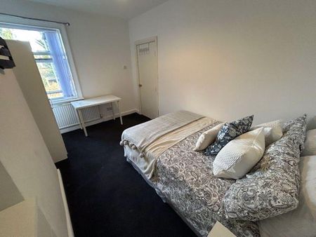 1 bedroom in a house share to rent - Photo 3