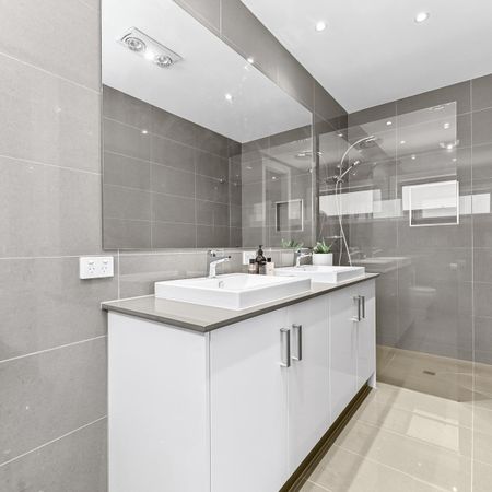 LUXURIOUS FOUR BEDROOM TOWNHOUSE! - Photo 5