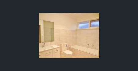 LIGHT FILLED 3 BEDROOM UNIT - LOCATED IN HEART OF MACLEOD - Photo 5