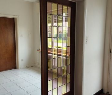 Ruime halfopen woning met vier slaapkamers, ruime tuin en garage in... - Photo 1