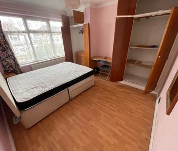 Room in a Shared House, Surrey, CR0 - Photo 1