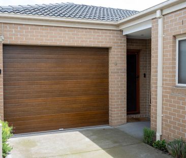 Modern Three Bedroom Townhouse in Altona North - Photo 4