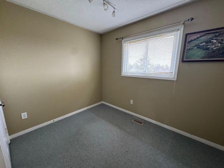 For Lease - 27 Dawson Crescent, Aurora, Ontario - Photo 3
