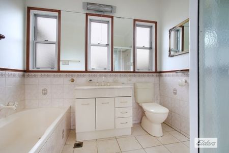 Charming Cottage Style Home. - Photo 4