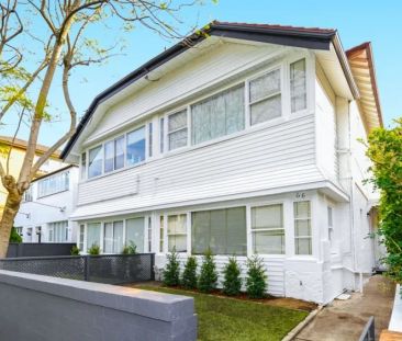 Perfectly positioned in the heart of Coogee! - Photo 2