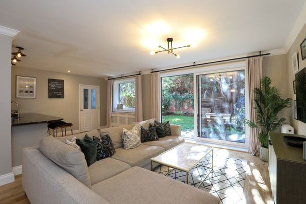 5 Bed Detached House, Flanders Road, W4 - Photo 1
