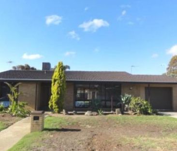 Lovely Three Bedroom home in the hear of Grange! - Photo 2