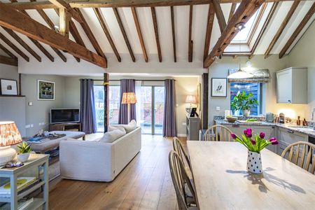 2 bedroom character property to rent - Photo 2