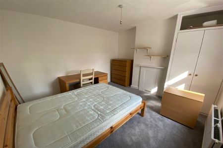 4 bedroom semi-detached house to rent - Photo 3