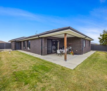 Large Executive Home In Established Estate! - Photo 1