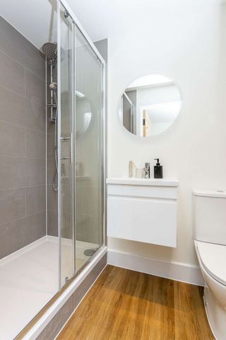 Beautifully refurbished, this impressive five-bedroom detached family home blends character with modern luxury. - Photo 3