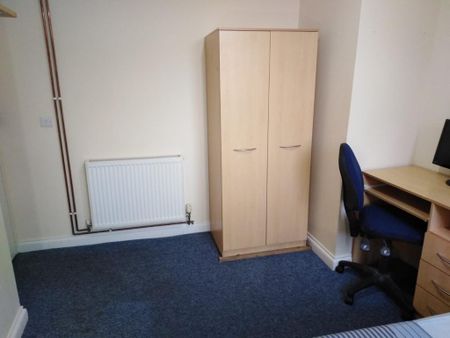1 bedroom in a flat share to rent - Photo 5