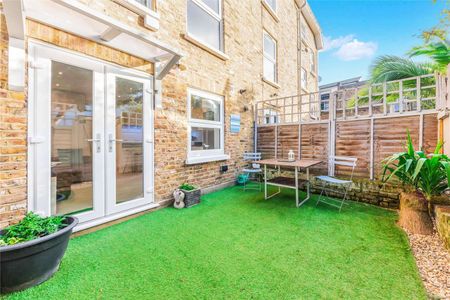 A beautifully presented one bedroom garden flat on Battersea High Street. - Photo 2