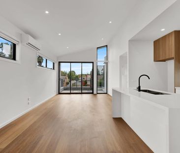 Stylish Near-New Townhouse in Prime Location - Photo 2