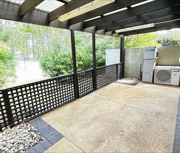 Beautiful 3-Bedroom Townhouse in the Heart of Hope Island â Your ... - Photo 1