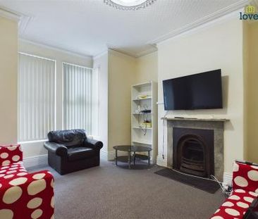 4 bedroom Town house To Let - Photo 3