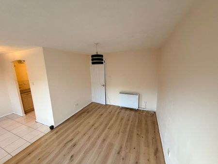 Price £950 pcm - Available 17/12/2025 - Unfurnished - Photo 3