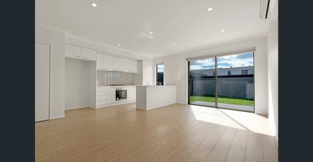 Modern Three-Bedroom Townhouse in a Prime Craigieburn Location! - Photo 5