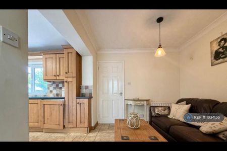 4 bedroom detached house to rent - Photo 2