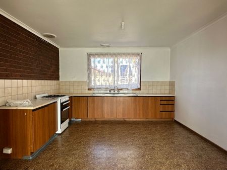 Well Appointed Unit in the Heart of Dandenong - Photo 5