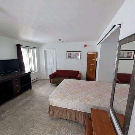 grande chambre avec un bureau - Photo 3