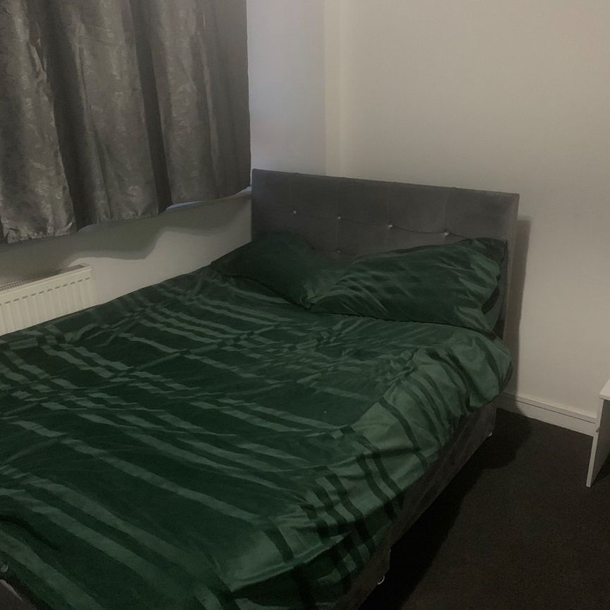 Room in a Shared Flat, London, SE3 - Photo 1