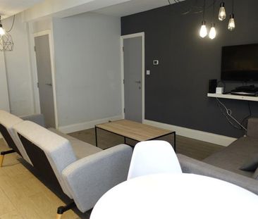 4 bedroom Flat To Let - Photo 1