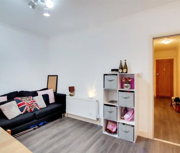 North End Road, Fulham, SW6, London - Photo 2