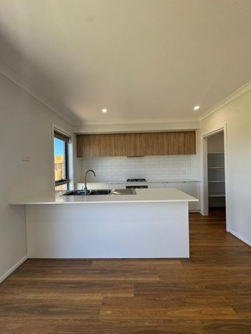 8 Buttercup Crescent, Armstrong Creek VIC 3217 - House For Rent | Domain - Photo 5